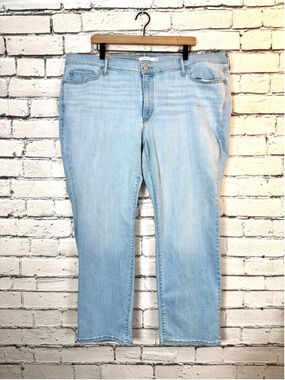 Women's Levi's Jeans size 24W Classic Straight Light Blue Wash Mid Rise 30’ NWT